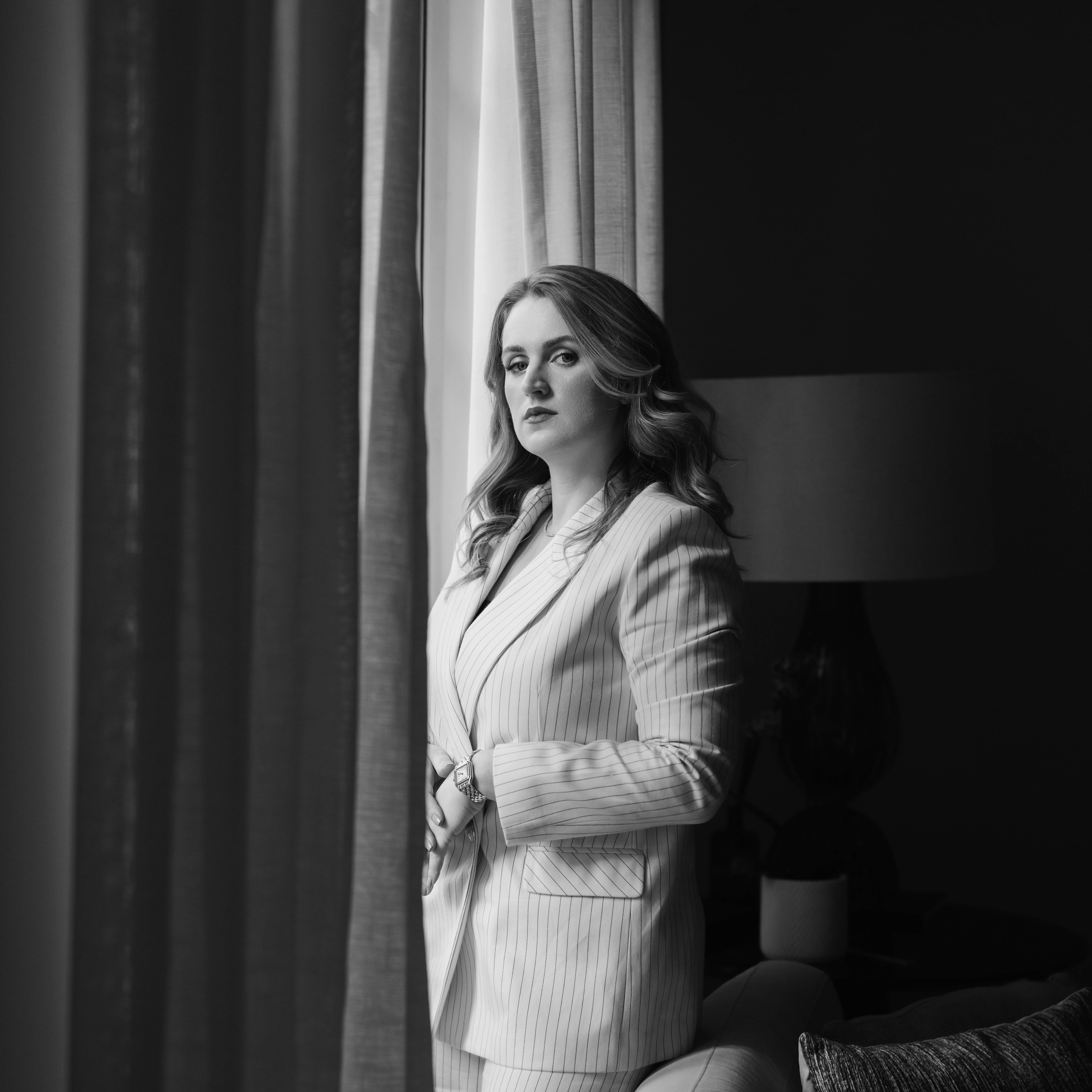 Anelize Caminha junto à janela do escritório, em preto e branco
